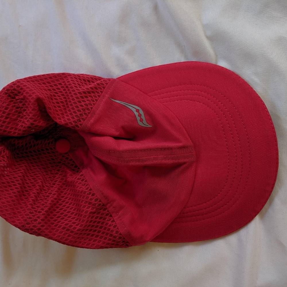 Saucony lightweight running hat